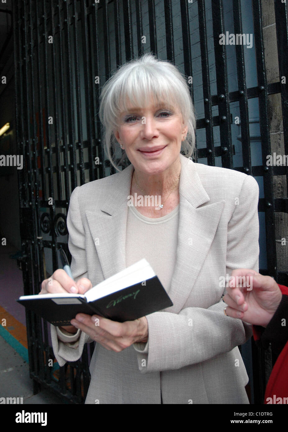 Linda Evans, signe des autographes pour les fans après avoir quitté les Studios de Londres après être apparu sur 'ce matin'. L'ancienne dynastie Banque D'Images