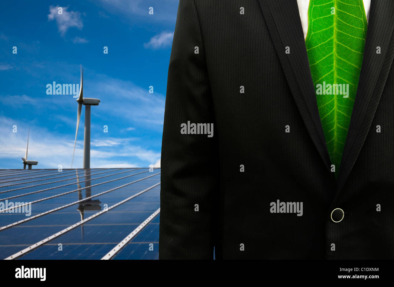 L'entreprise verte et eco energy.bussinessman avec cravate et panneau solaire et moulin Banque D'Images