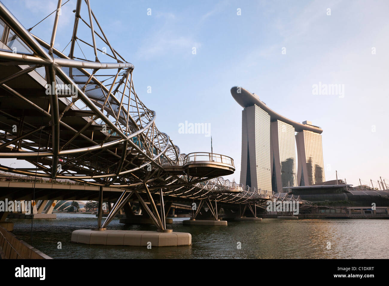 L'Helix Bridge et Marina Bay Sands de Singapour. Marina Bay, Singapour Banque D'Images