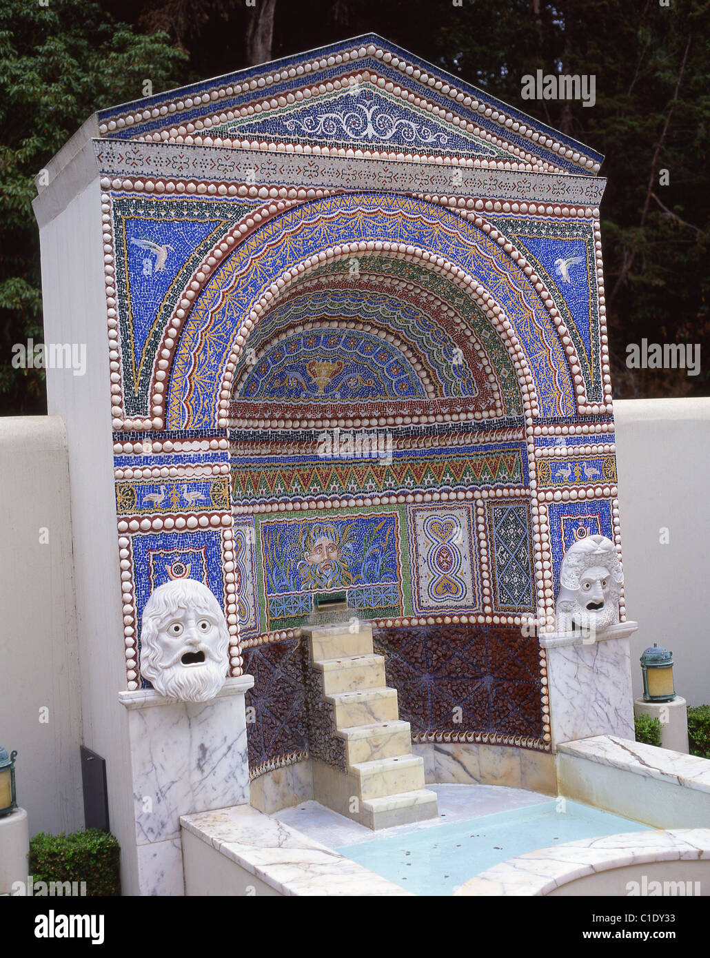 Fontaine en mosaïque, East Garden, Paul Getty Museum, Malibu, Californie, États-Unis d'Amérique Banque D'Images