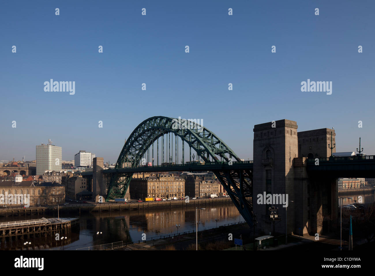 Voir la circulation sur le pont tyne crossing over de Newcastle à Gateshead Banque D'Images