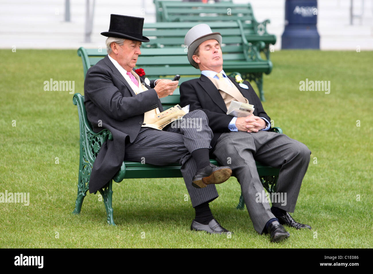Élégamment vêtue, assis sur un banc, l'Ascot, Royaume-Uni Banque D'Images