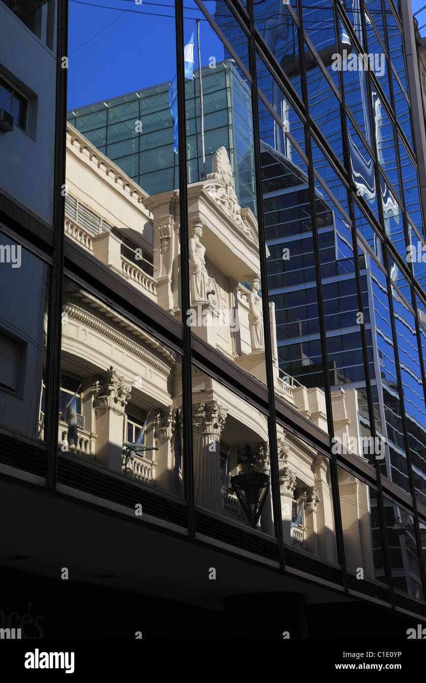 Façade de bâtiment en pierre de la [banque centrale de la République Argentine, Buenos Aires] traduit par verre d'immeuble de bureaux modernes Banque D'Images