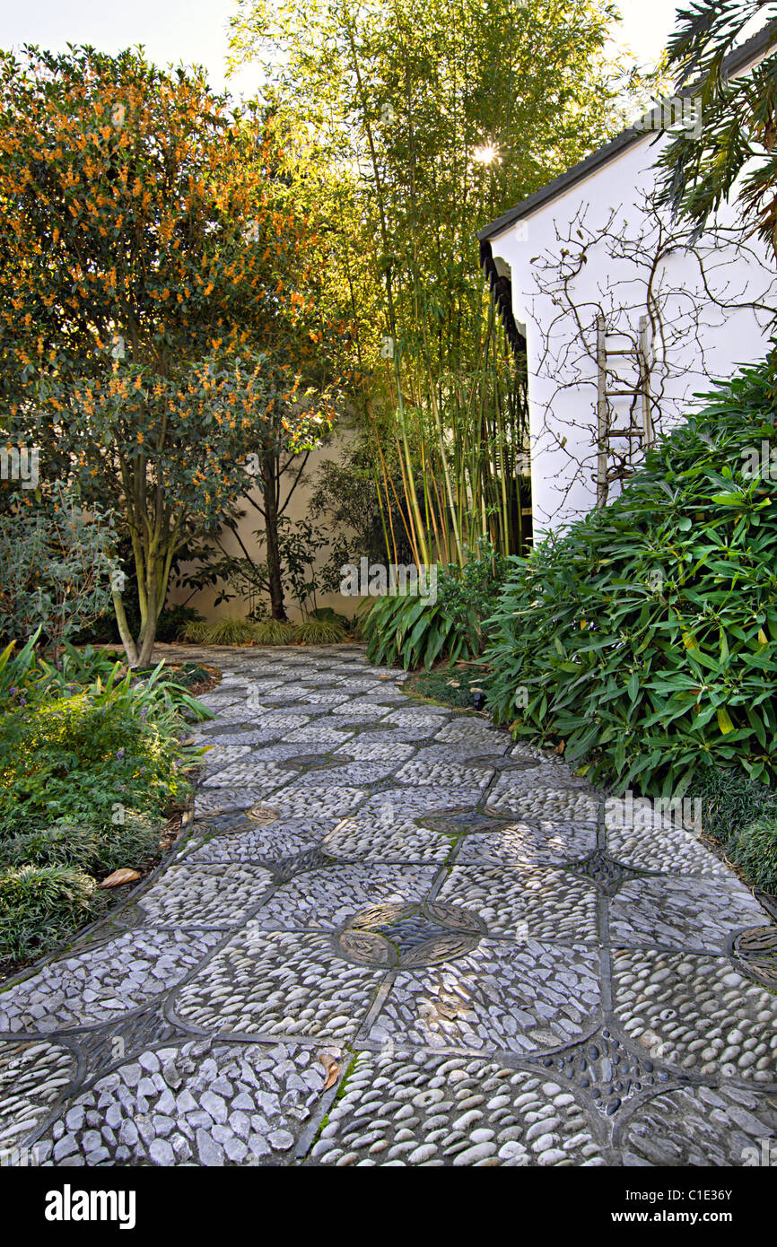 Chemin de ronde en pierre de galets dans le jardin chinois 2 Banque D'Images
