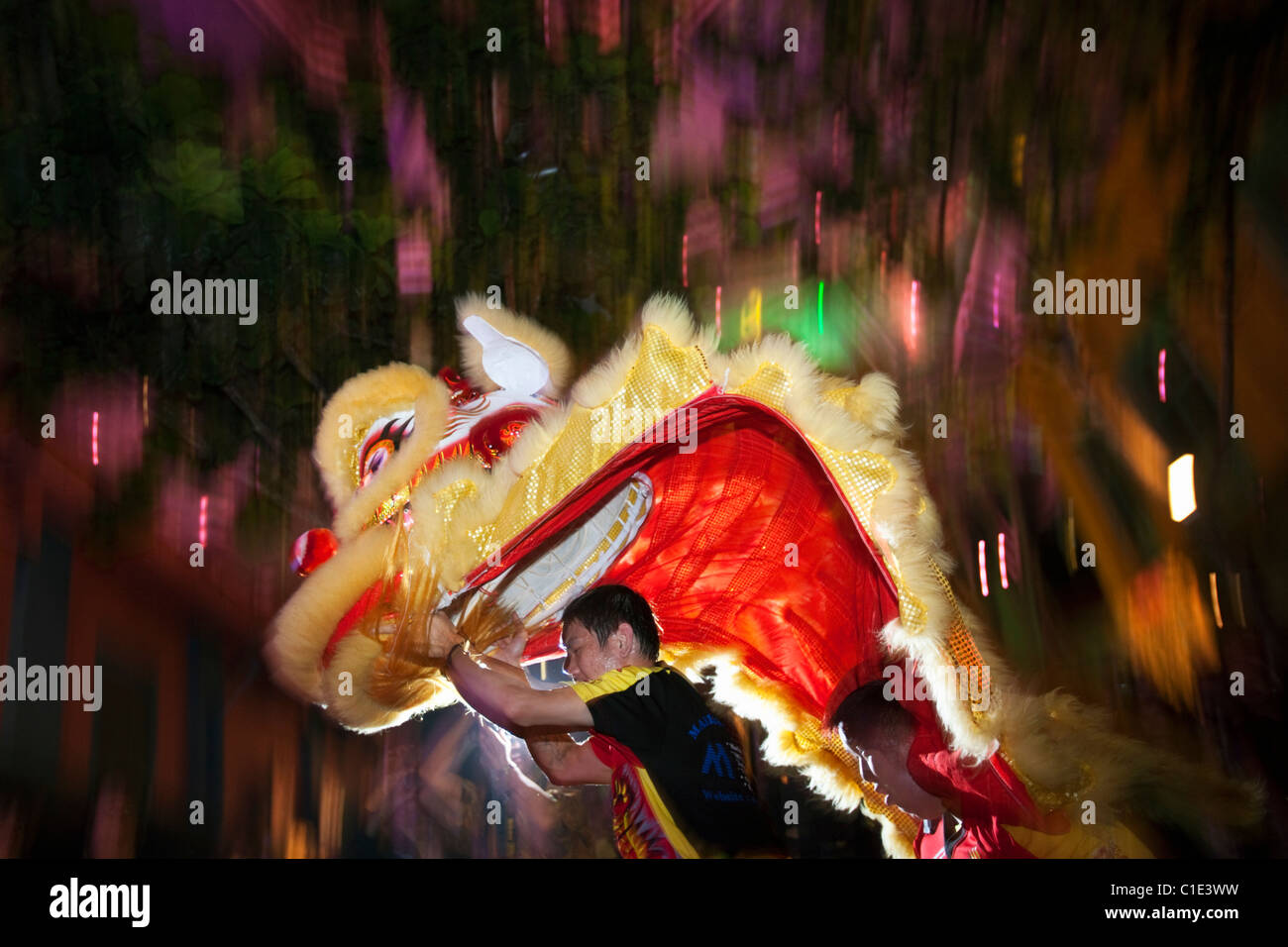 Interprètes de danse du lion pendant le Nouvel An chinois. Chinatown, Singapour Banque D'Images