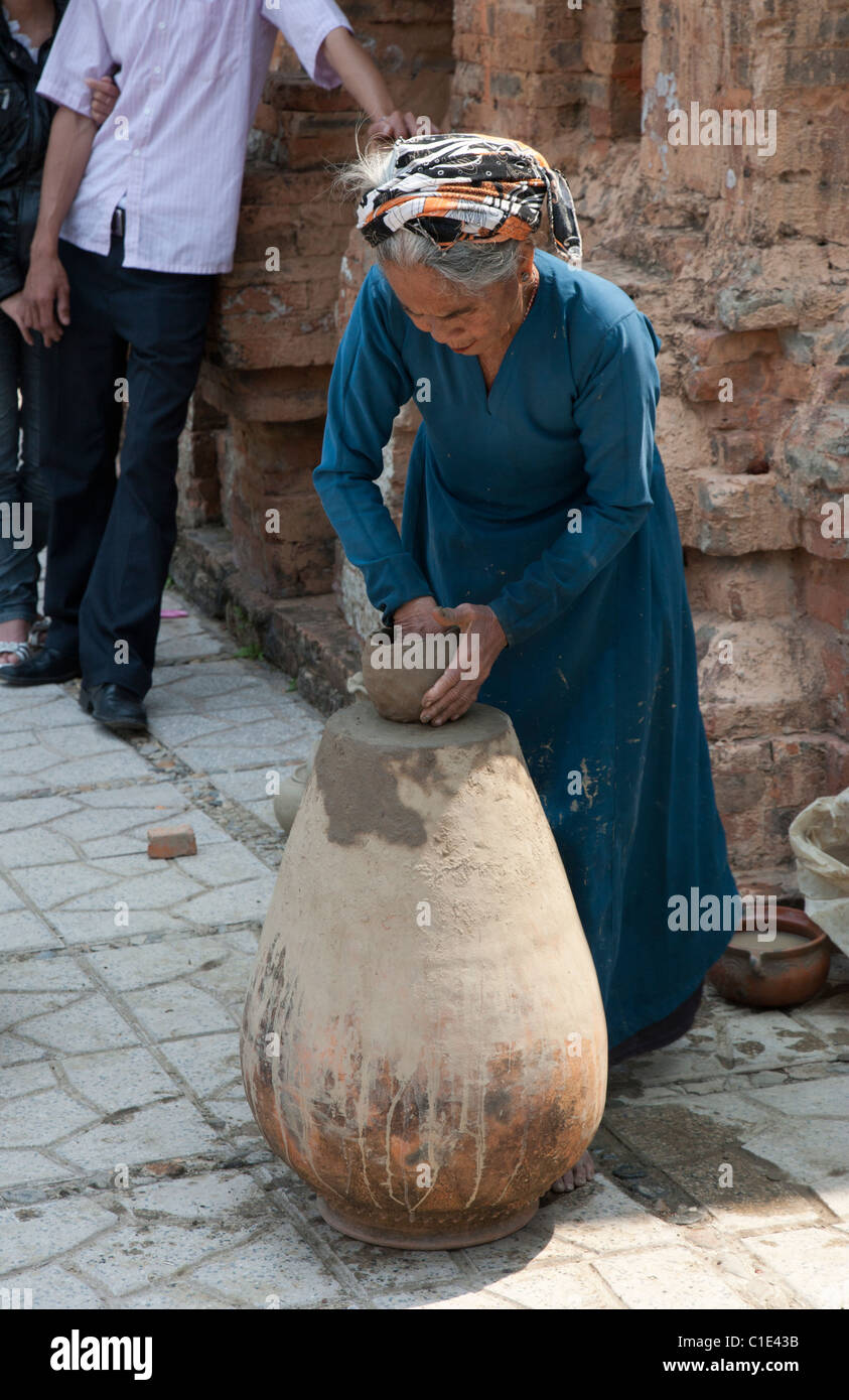Vieille Femme faisant la poterie à Temple Cham de Po Nagar Banque D'Images