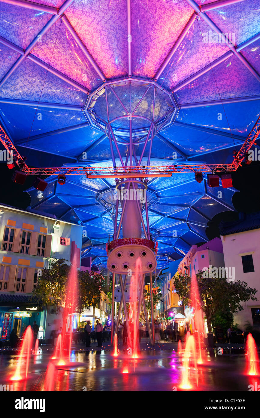 Vie nocturne colorée au bar et restaurant district de Clarke Quay, Singapour Banque D'Images