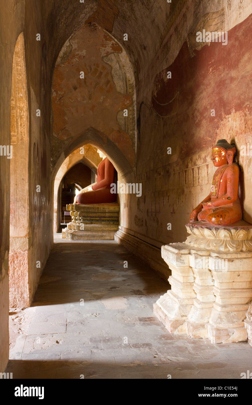 Statues bouddhistes, temple Sulamani, Minnanthu, village au sud-ouest de Bagan, Birmanie Myanmar Banque D'Images