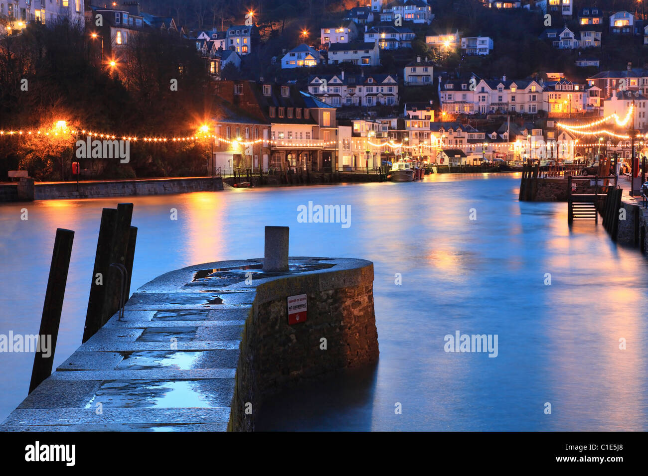 West Looe capturées à partir de la jetée intérieure pendant le crépuscule Banque D'Images