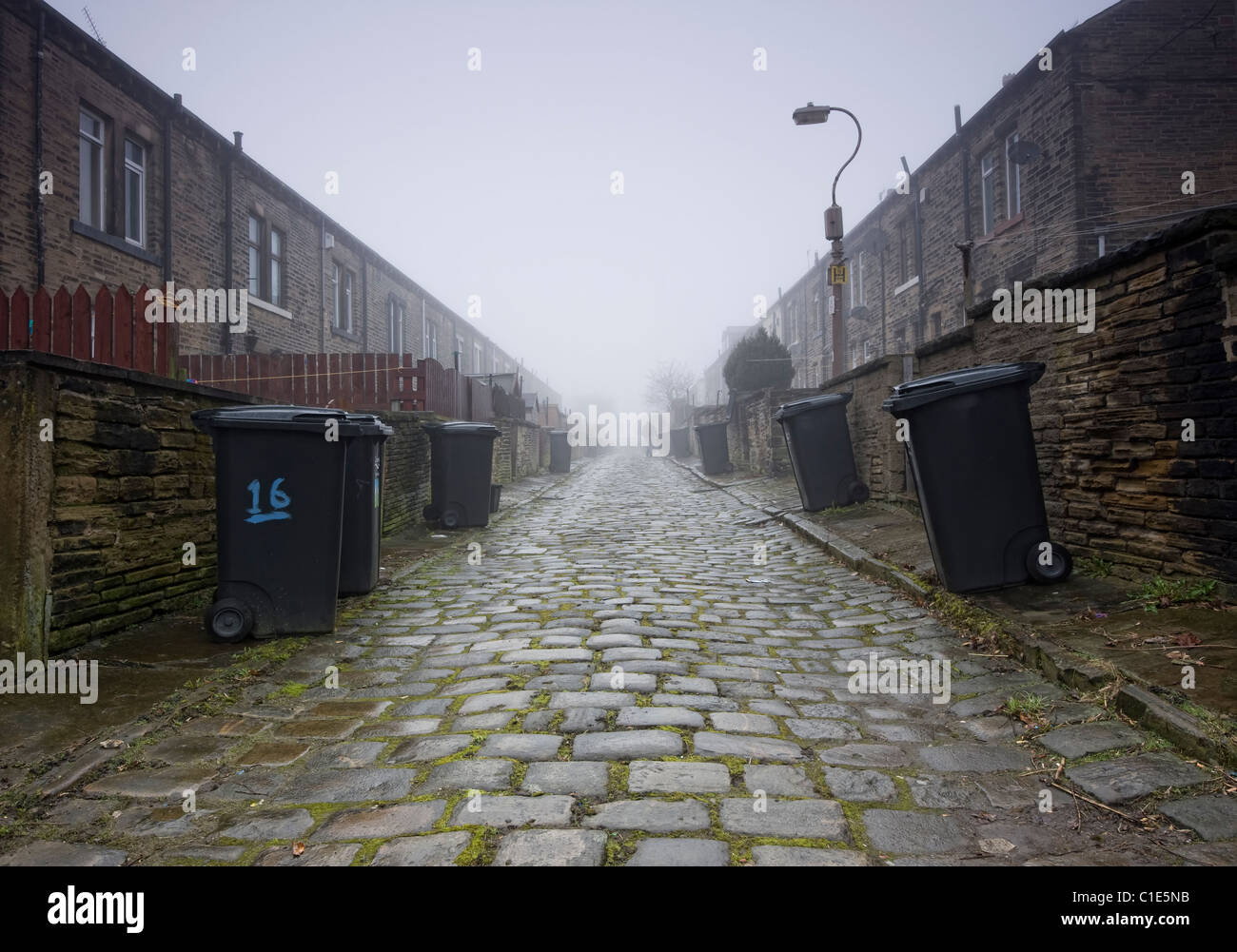 Retour à l'arrière du carter en terrasse sur une rue pavée avec vintage lampadaire dans le nord de la ville. Banque D'Images