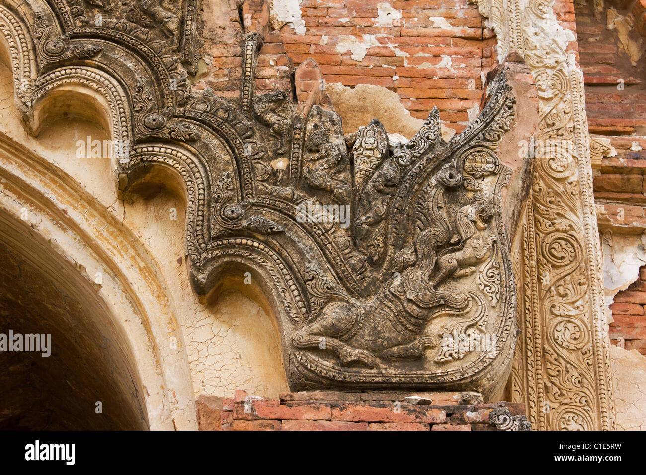 Détail de décoration en stuc sur Thabeik Hmauk temple, Bagan Birmanie Myanmar Banque D'Images