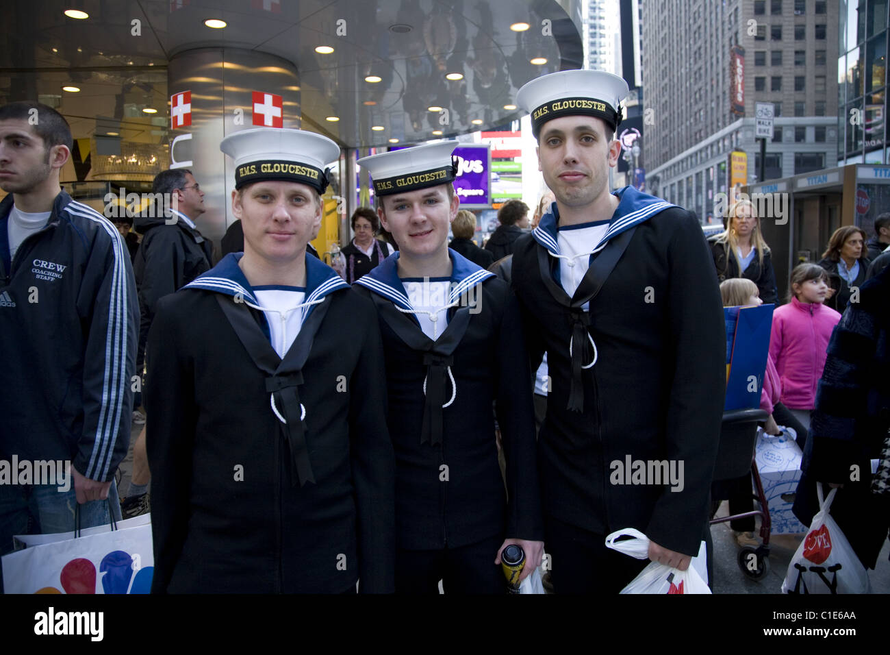 Les jeunes hommes dans la marine britannique en permission à Times Square, New York City. Banque D'Images