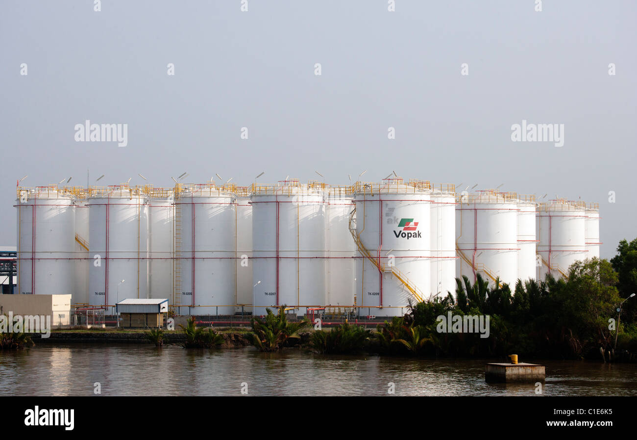 Les réservoirs de stockage de produits chimiques liquides Vopak Banque D'Images