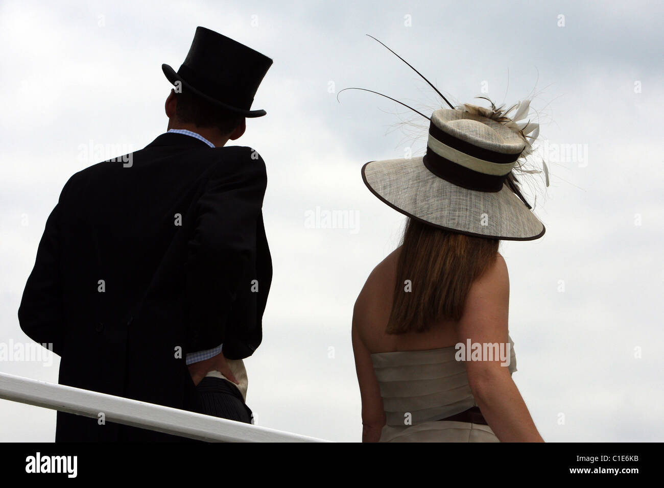 L'homme en haut de forme et woman in hat, Epsom, Royaume-Uni Banque D'Images