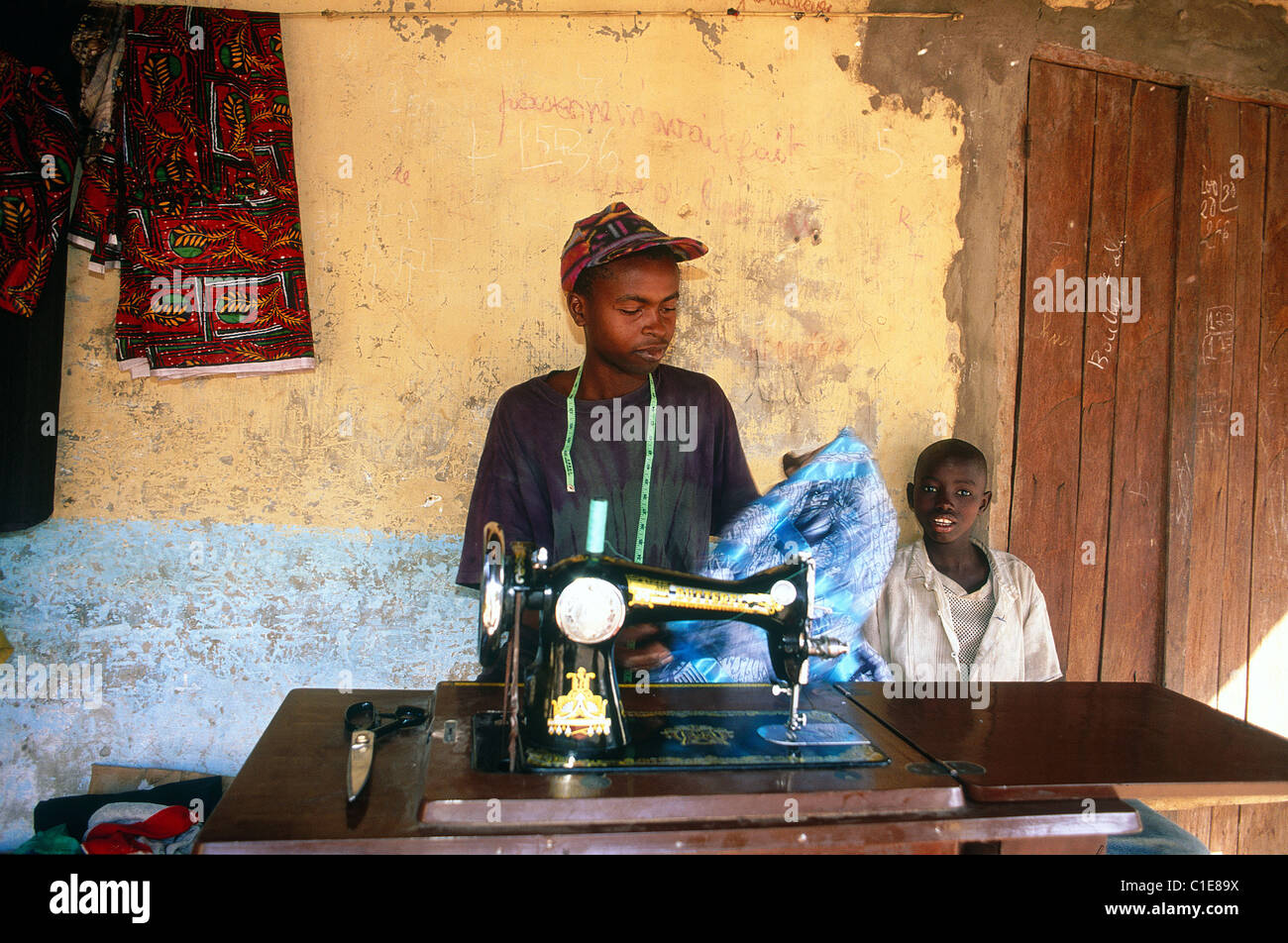 Sénégal, Casamance, la petite boutique d'un tailleur dans un village, le  tailleur est à l'aide d'une vieille machine à coudre pour faire des boubous  Photo Stock - Alamy