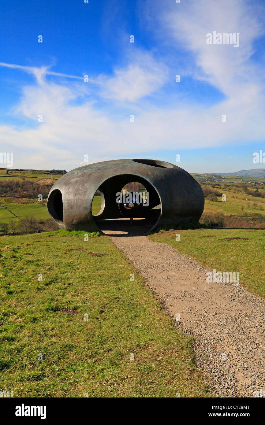 Atom Panopticon sculpture à Pendle Hill dans la distance, Wycoller Country Park, Colne, Pendle, Lancashire, England, UK. Banque D'Images