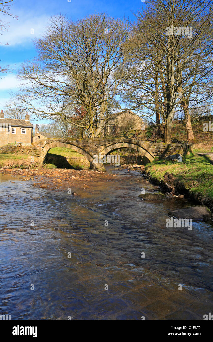 Cheval antique pont de Wycoller Country Park sur le chemin, Bronte, Breistroff-la Colne, Pendle, Lancashire, England, UK. Banque D'Images