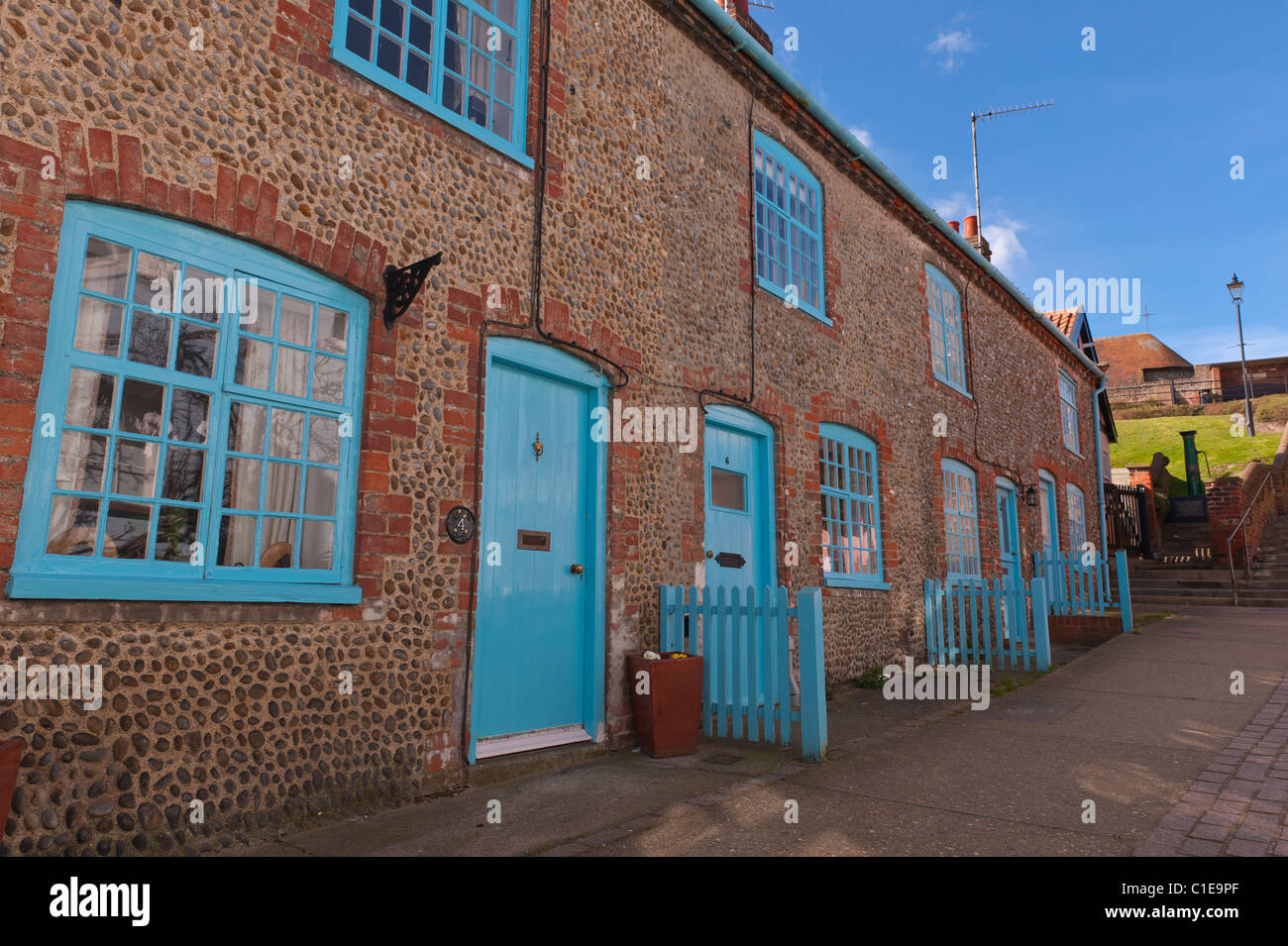 Une rangée de jolie mitoyenne de silex cottages en Aldeburgh , Suffolk , Angleterre , Angleterre , Royaume-Uni Banque D'Images