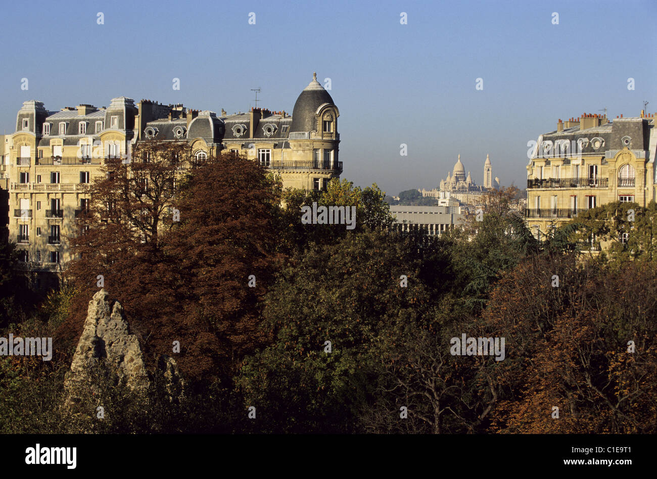 France, Paris, Parc des Buttes Chaumont et dans les bâtiments de style Haussmannien post sur la rue Manin Banque D'Images