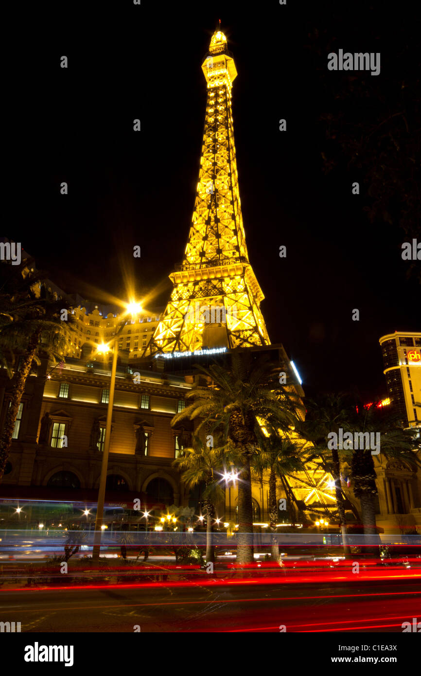 La Tour Eiffel de Las Vegas nuit Trafic Banque D'Images