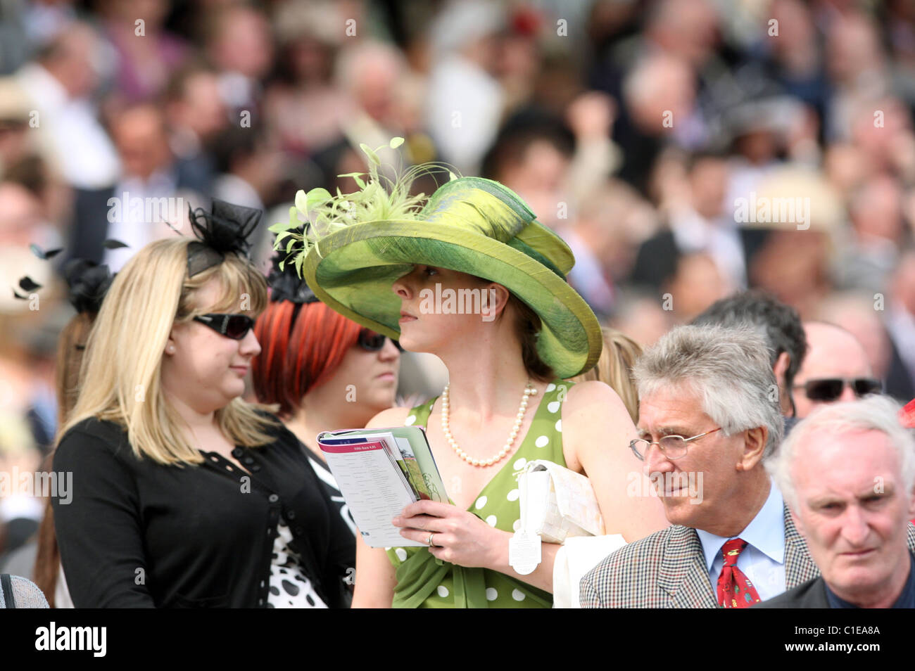 Les femmes de chapeaux à une course de chevaux, Epsom, Royaume-Uni Photo  Stock - Alamy