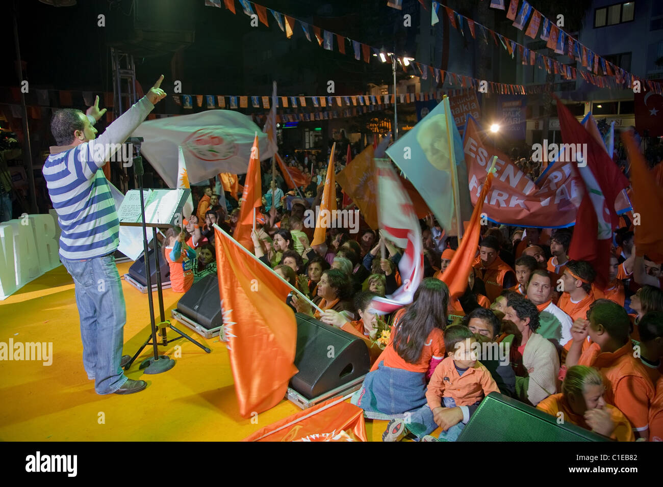 La performance sur scène lors de la campagne de l'UBP rallye, Kyrenia, République turque de Chypre du Nord Banque D'Images