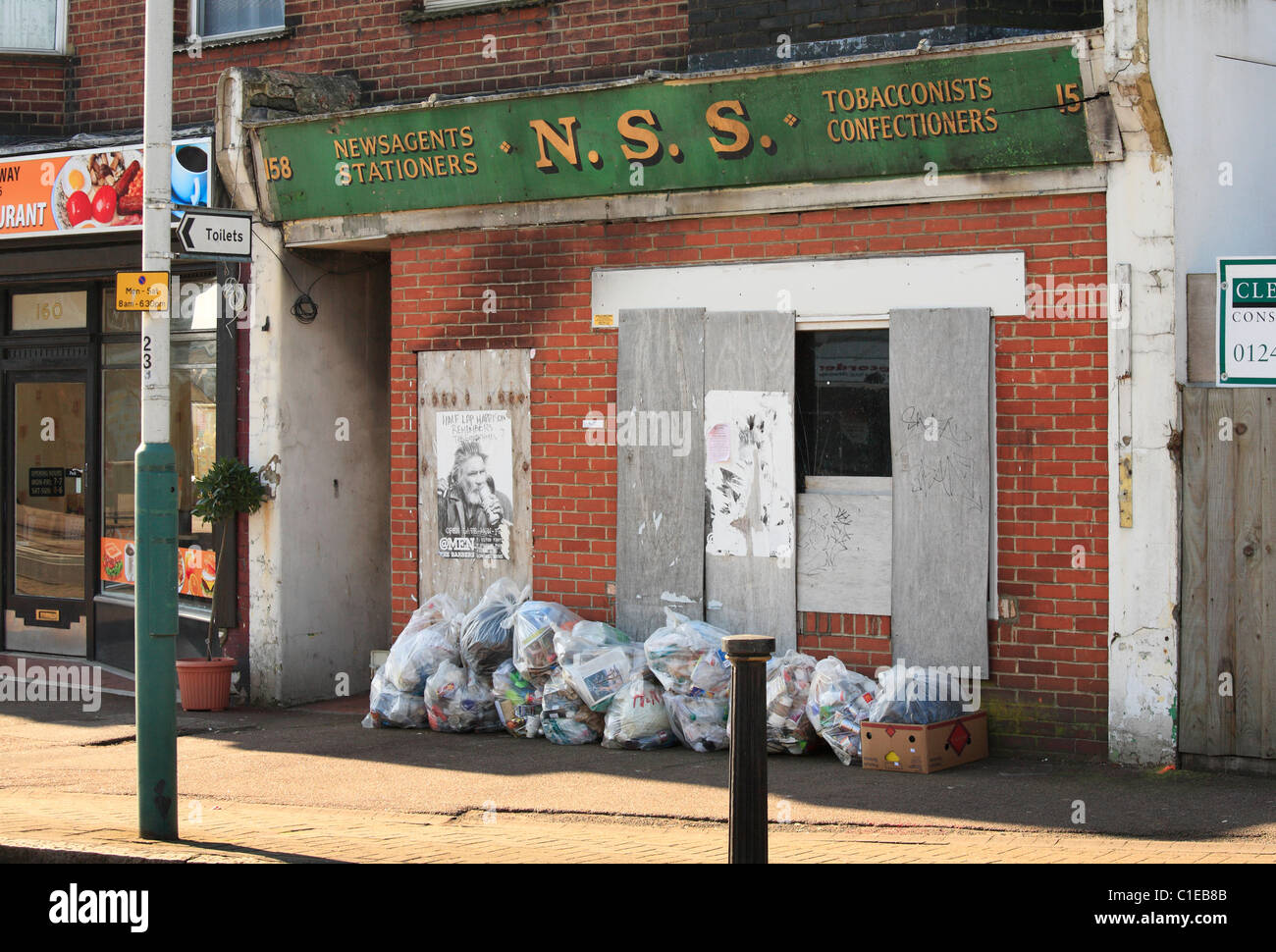 Derelict fermé boutique barricadés. Banque D'Images