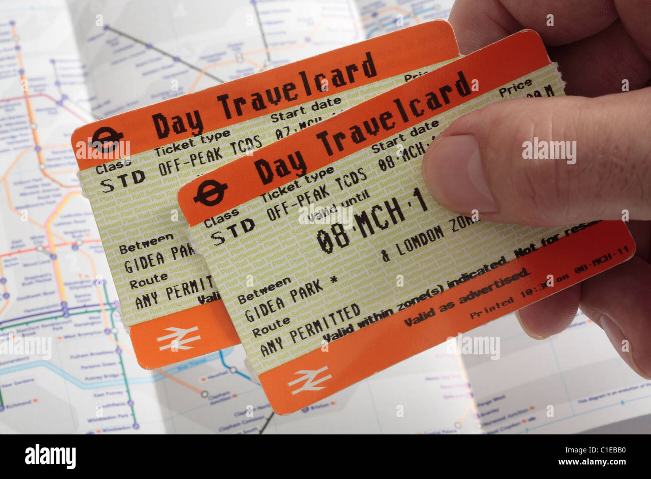 Tarifs hors jour abonnements avec plan du métro en arrière-plan Banque D'Images