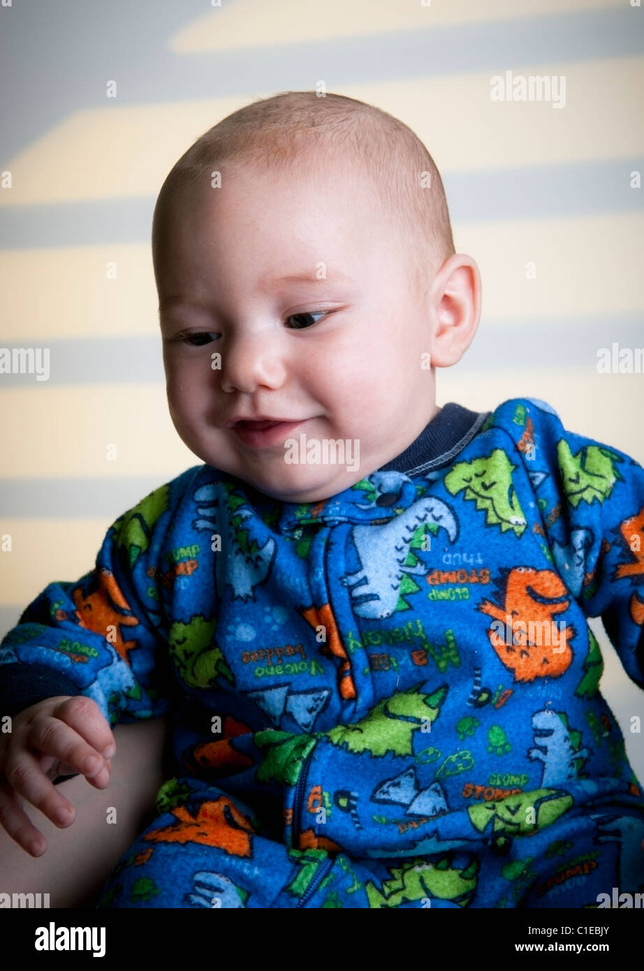Bébé Garçon 3 mois en pyjama - homme de race blanche blanc Banque D'Images