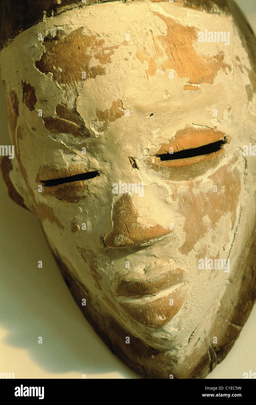 Le Gabon, le Punu, ancien (ancienne) mask peint avec certaines cérémonies secrètes pour le kaolin Banque D'Images