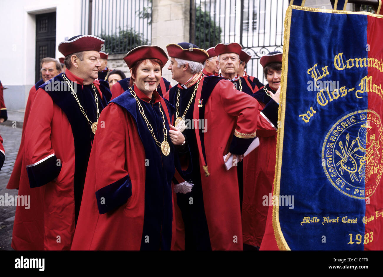 France, Paris, les membres de la Commanderie du Clos Montmartre pendant la procession des vendanges de Montmartre Banque D'Images