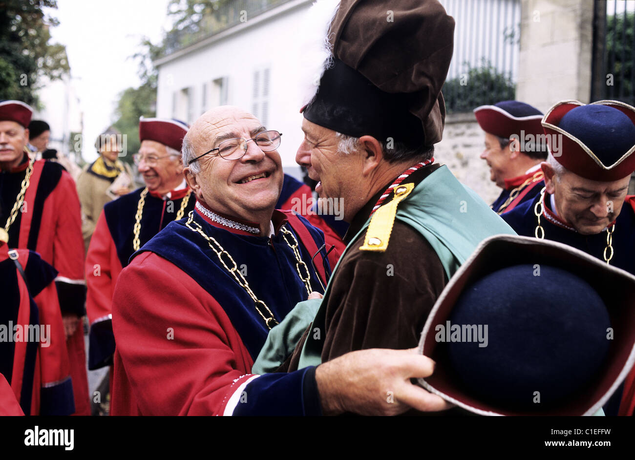 France, Paris, les membres de la Commanderie du Clos Montmartre pendant la procession des vendanges de Montmartre Banque D'Images