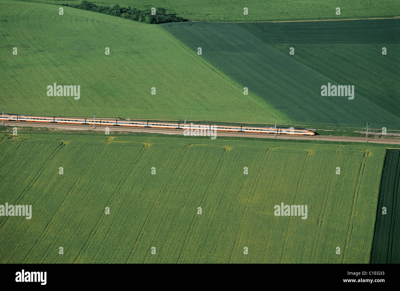 La France, l'Yonne, la ligne du TGV, train à grande vitesse (vue aérienne) Banque D'Images