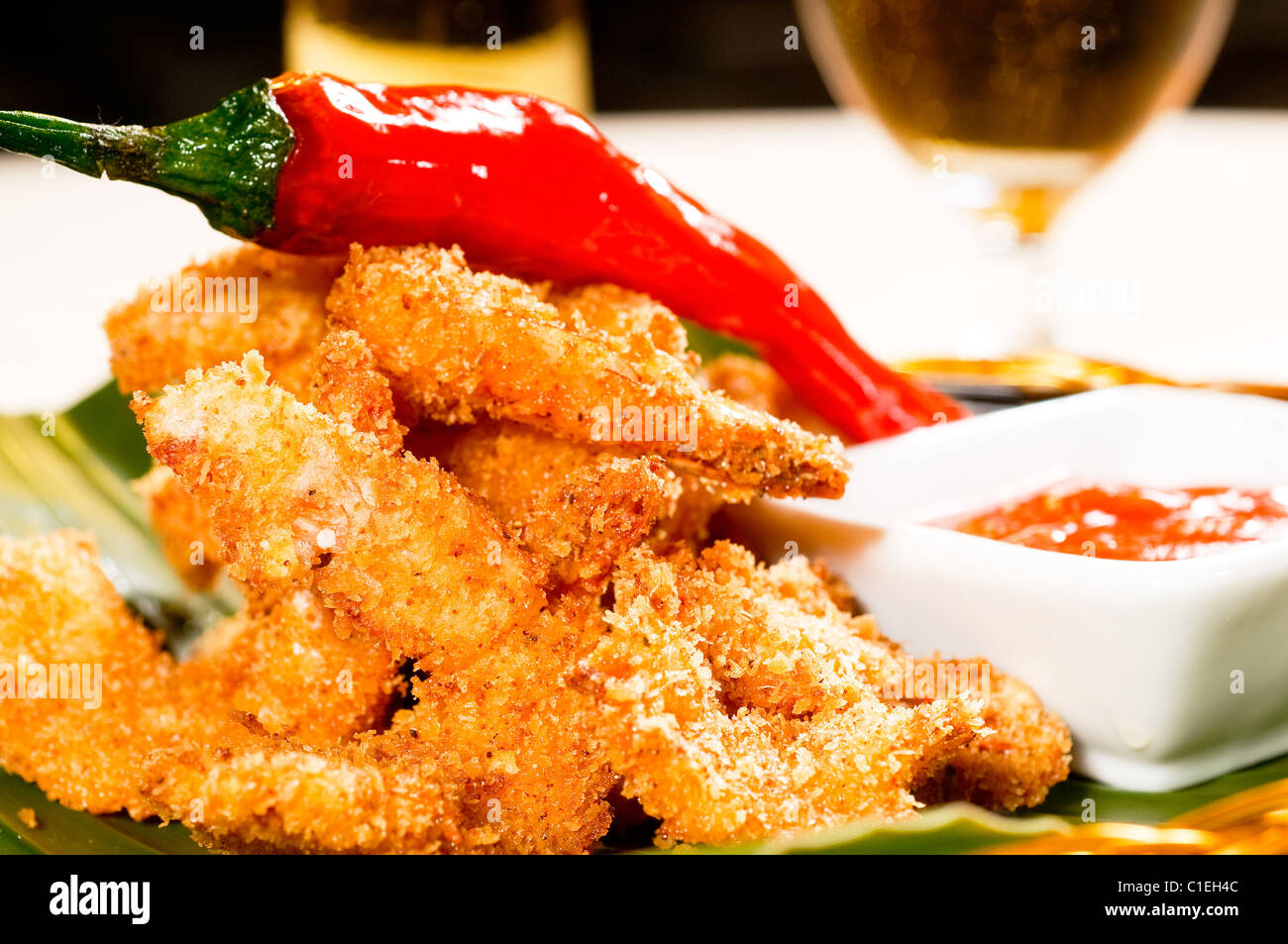 Frites fraîches crevettes buffalo avec un piment rouge sur le dessus et une sauce aigre-douce sur le côté dip Banque D'Images