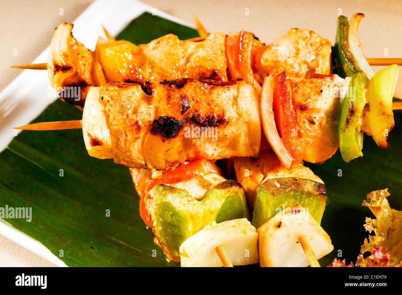 Brochettes de poulet et légumes frais sur une feuille d'un palmier thai style Banque D'Images