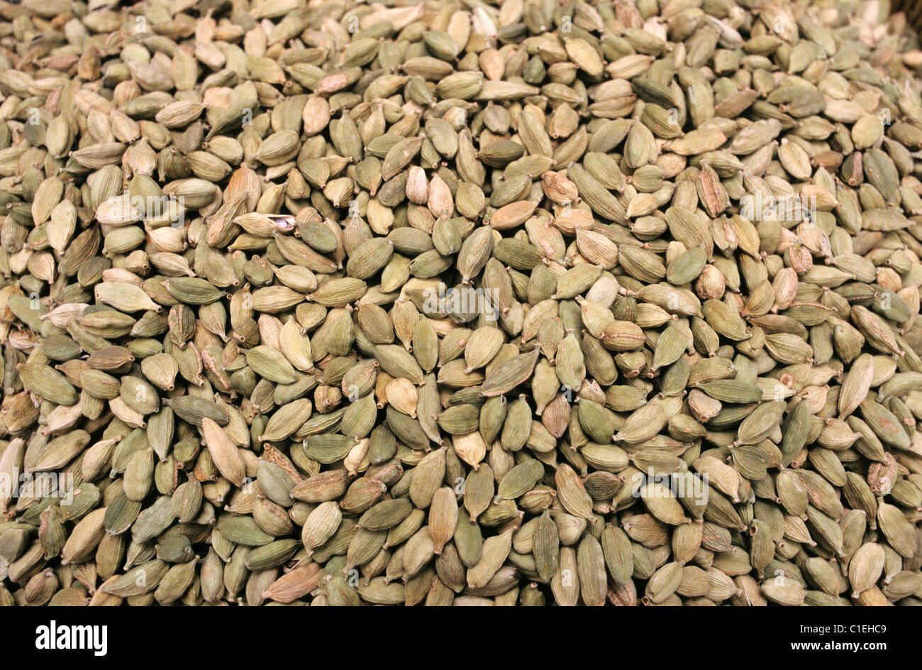 L'Inde, Etat du Kerala, graines de cardamome sur un marché Banque D'Images