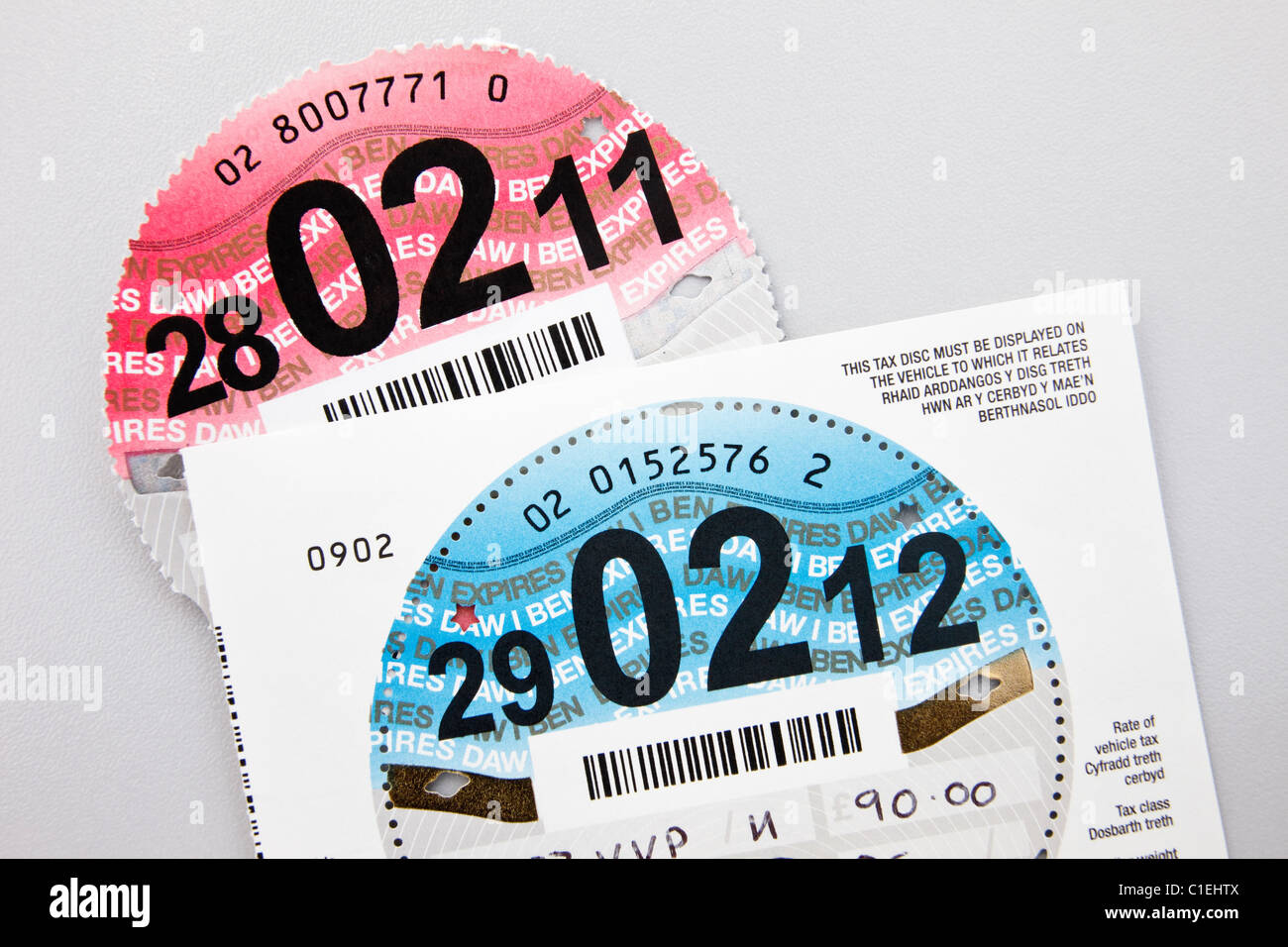 Le Royaume-Uni, l'Europe. Nouvelle voiture disque d'impôt qui expire le 29 février 2012, année bissextile avec de vieux disque expiré Banque D'Images