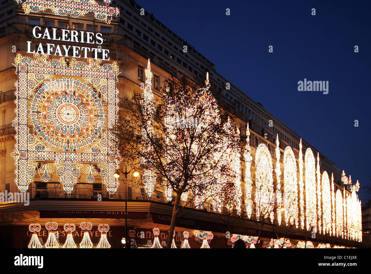 France, Paris, l'éclairage de Noël dans les grands magasins du boulevard Haussmann de district Banque D'Images