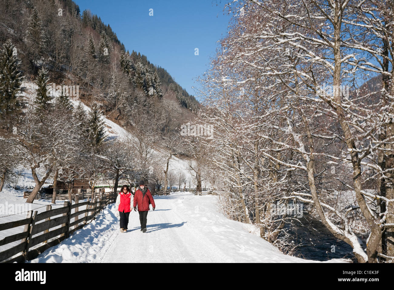 Rauris Rauriser Sonnen Valley Autriche personnes marchant sur Winterwanderweg effacé le long du sentier de la vallée alpine avec de la neige en hiver Banque D'Images