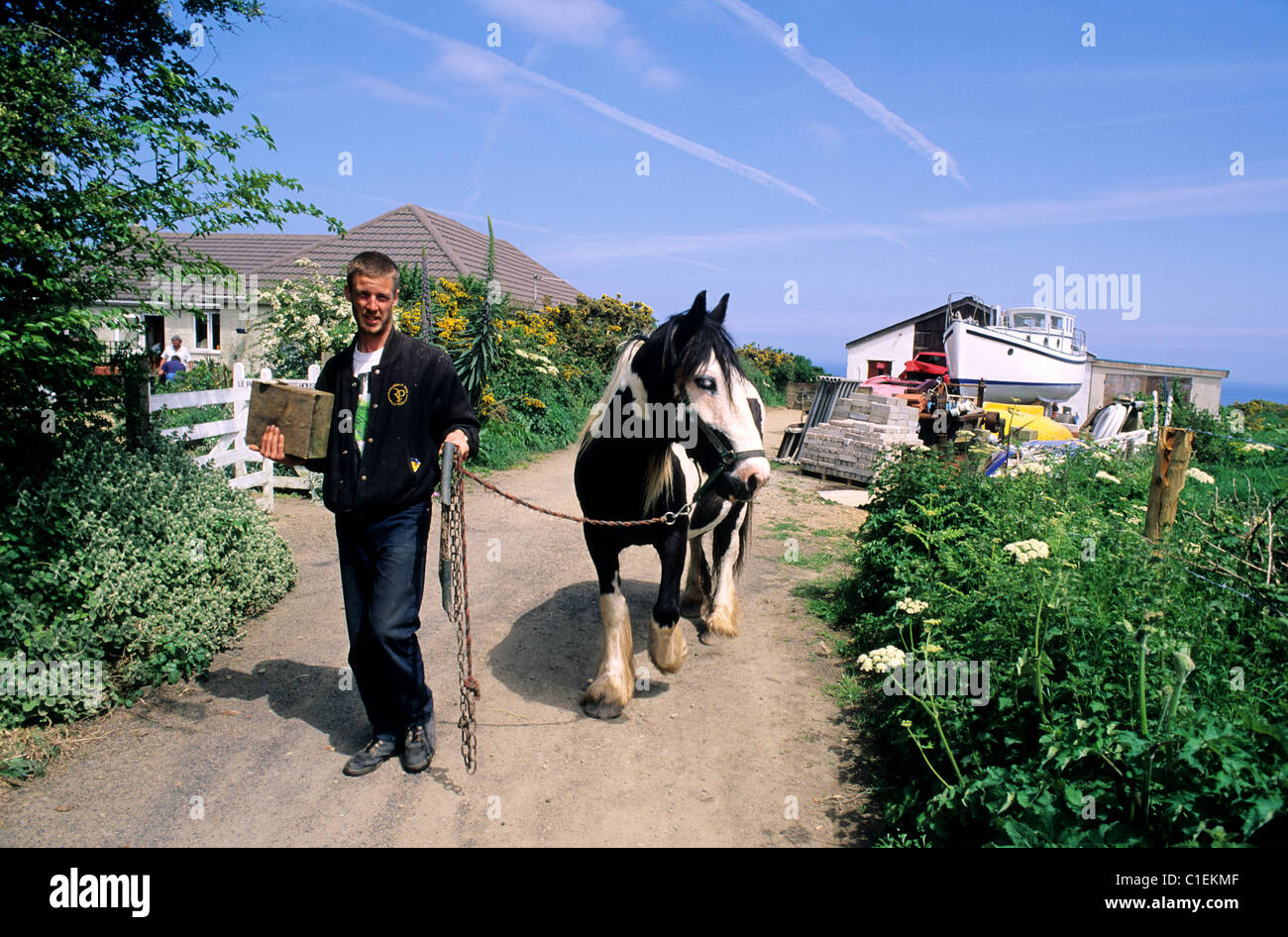 Royaume-uni, Channel Islands, l'île de Sark (Sercq), Sercq, James et son cheval s/n, près de la ferme Le Fort Banque D'Images