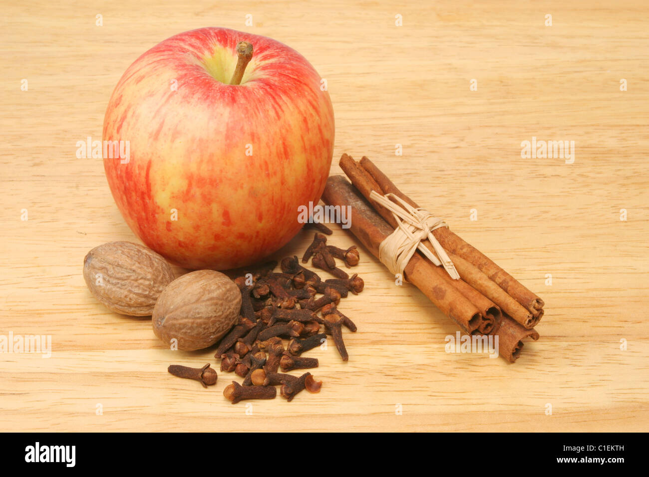 La pomme et les épices sur planche de bois Banque D'Images