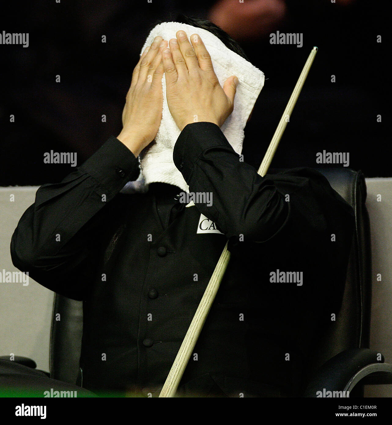 Joe Jogia en action contre Mark Davis, ronde 1 - Les joueurs de snooker Tour Championship Grand Finale de l'Helix Theatre de Dubli Banque D'Images