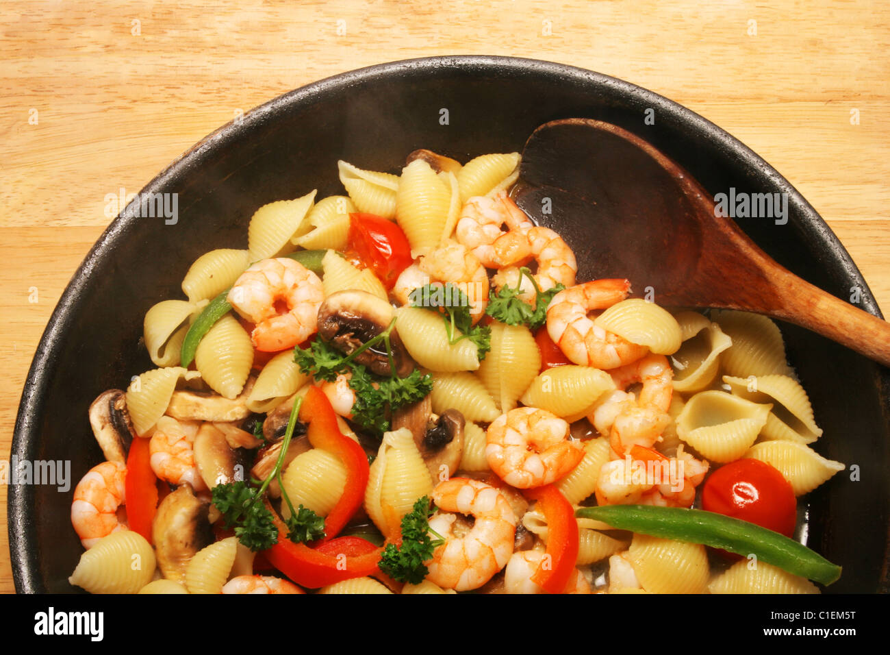 Crevettes cuites et pâtes dans une casserole Banque D'Images