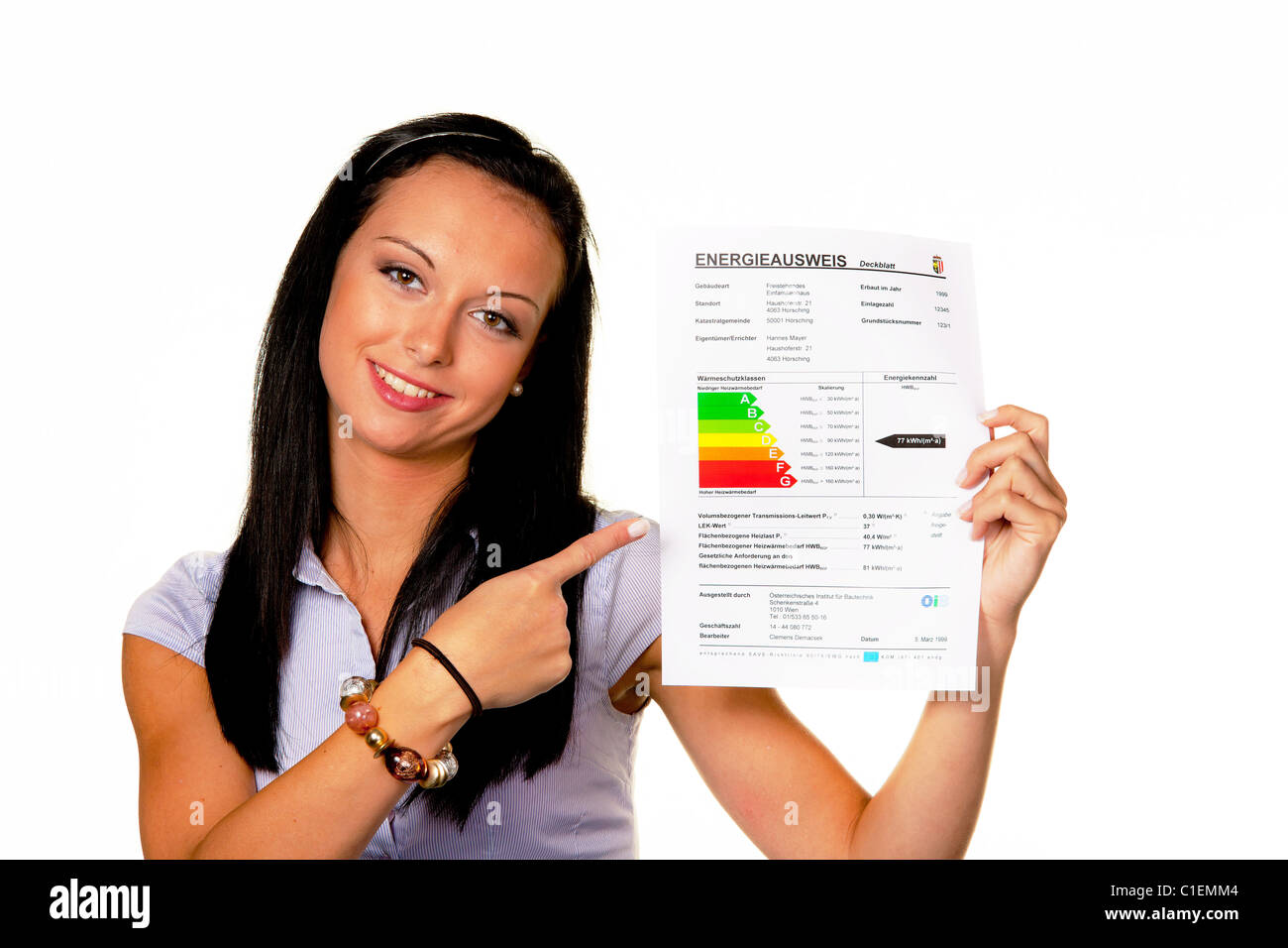 Jeune femme avec un certificat de performance énergétique (Allemagne) Banque D'Images