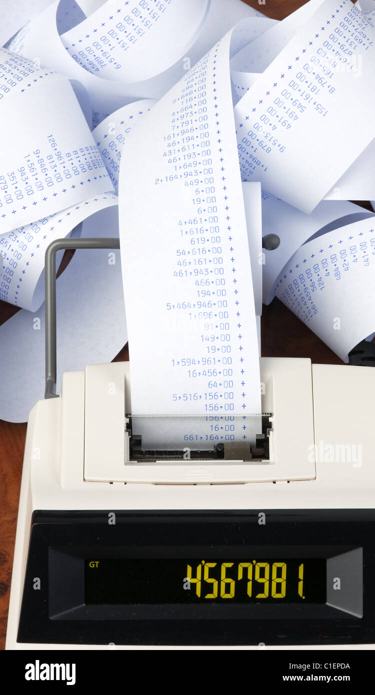 Calculatrice de bureau avec ordinateur de rayures. Symbole pour les frais, les charges, les revenus et les profits. Banque D'Images