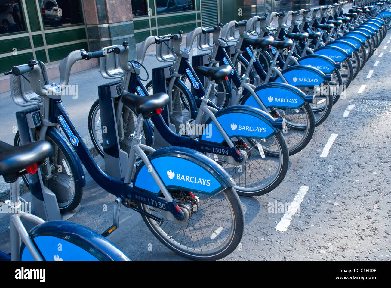 Ville de London , Moorgate Station , Boris ou location de vélos Barclays , location de transport ou des cycles, se dresse en attente de riders Banque D'Images