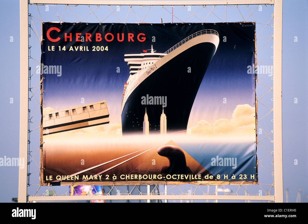 France, Manche, Cotentin, Cherbourg, affiche pour le premier appel du Queen Mary II en France Banque D'Images