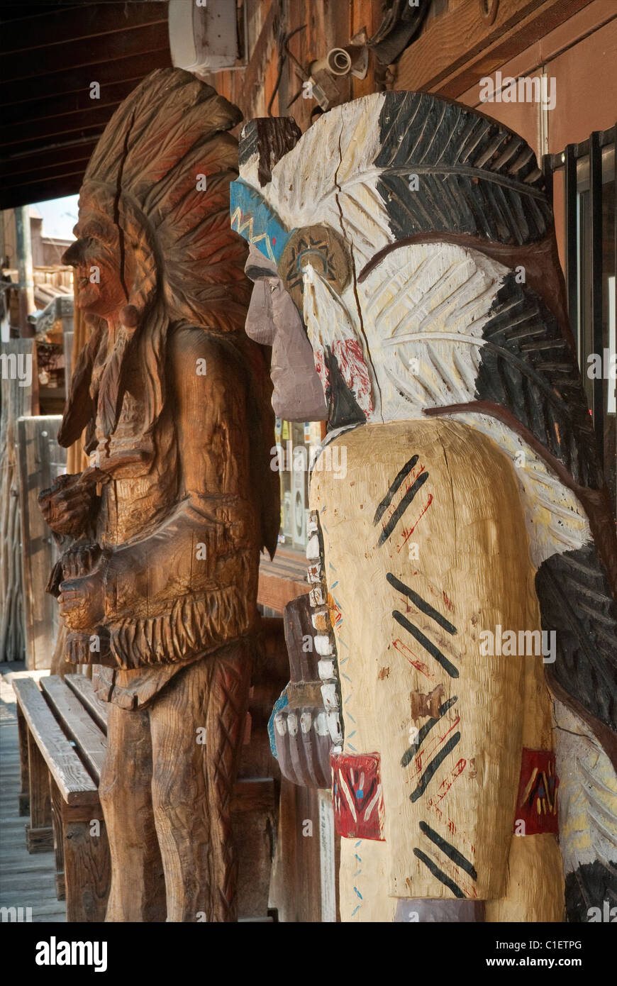 Sculptures de guerriers indiens à shop à Tortilla Flat, Superstition Mountains, Apache Trail, Arizona, USA Banque D'Images