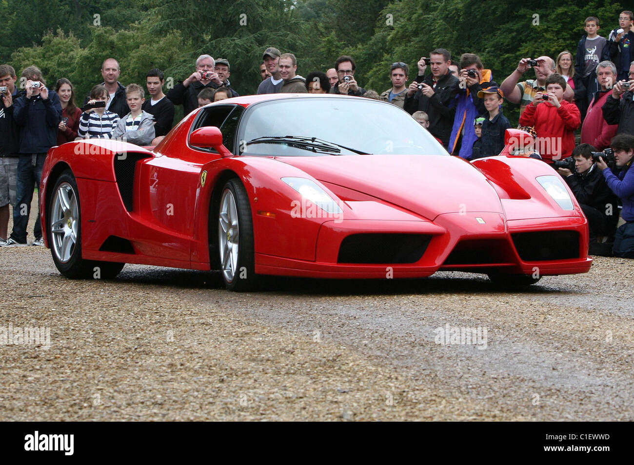 Ferrari Enzo à Rosso Red attire une foule dans un salon automobile de Wiltshire en Angleterre. Banque D'Images