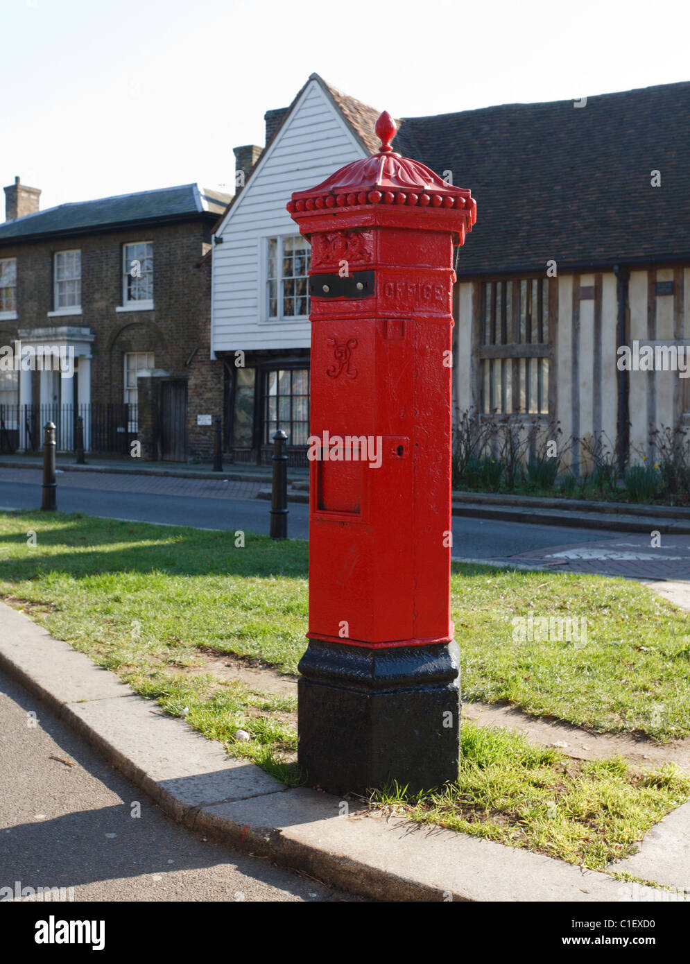 Hors service Postbox hexagonale Penfold en face de l'ancienne maison, Walthamstow Village, East London Banque D'Images